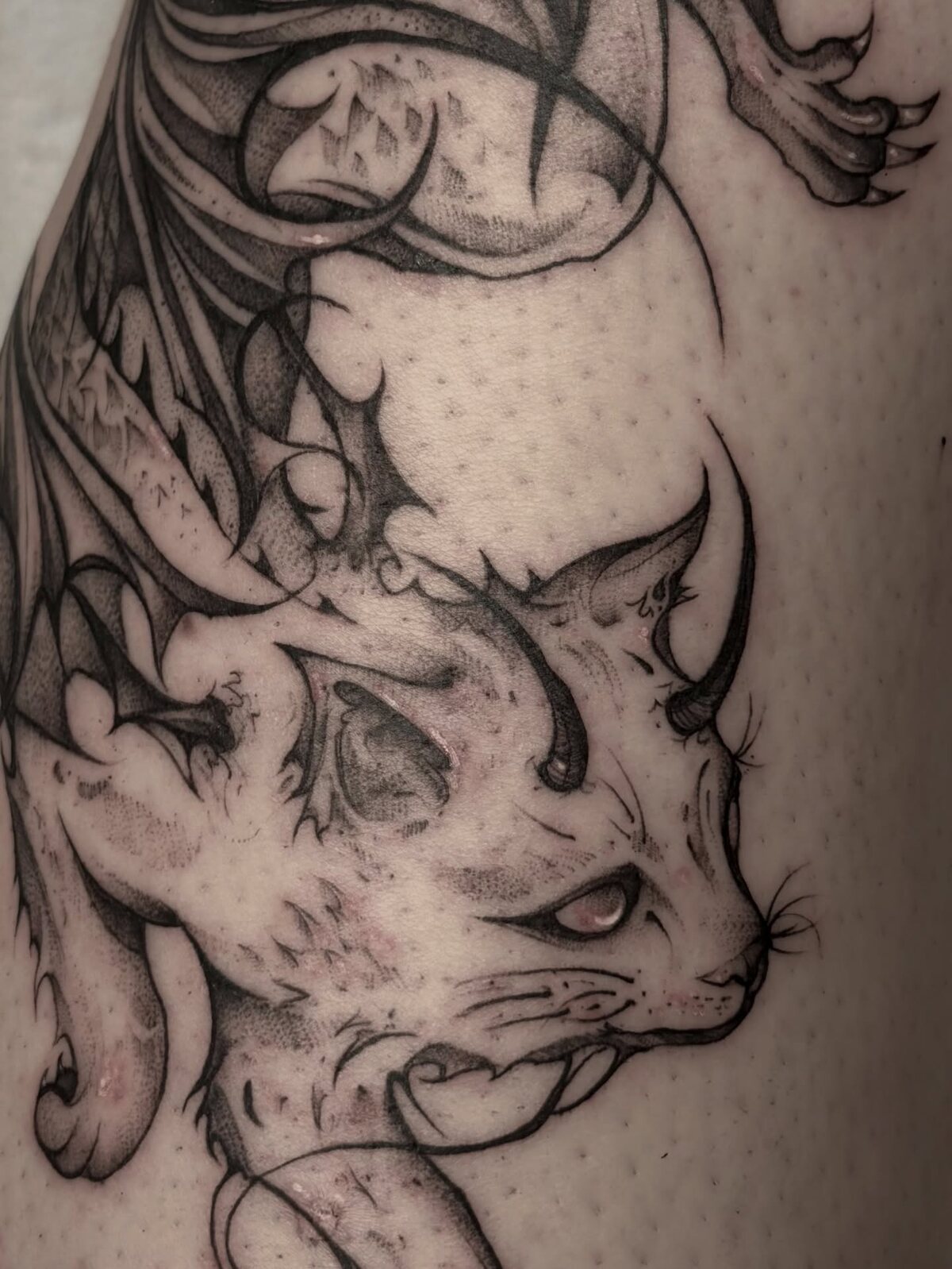 Créature cornue blackwork en encre noire fineline