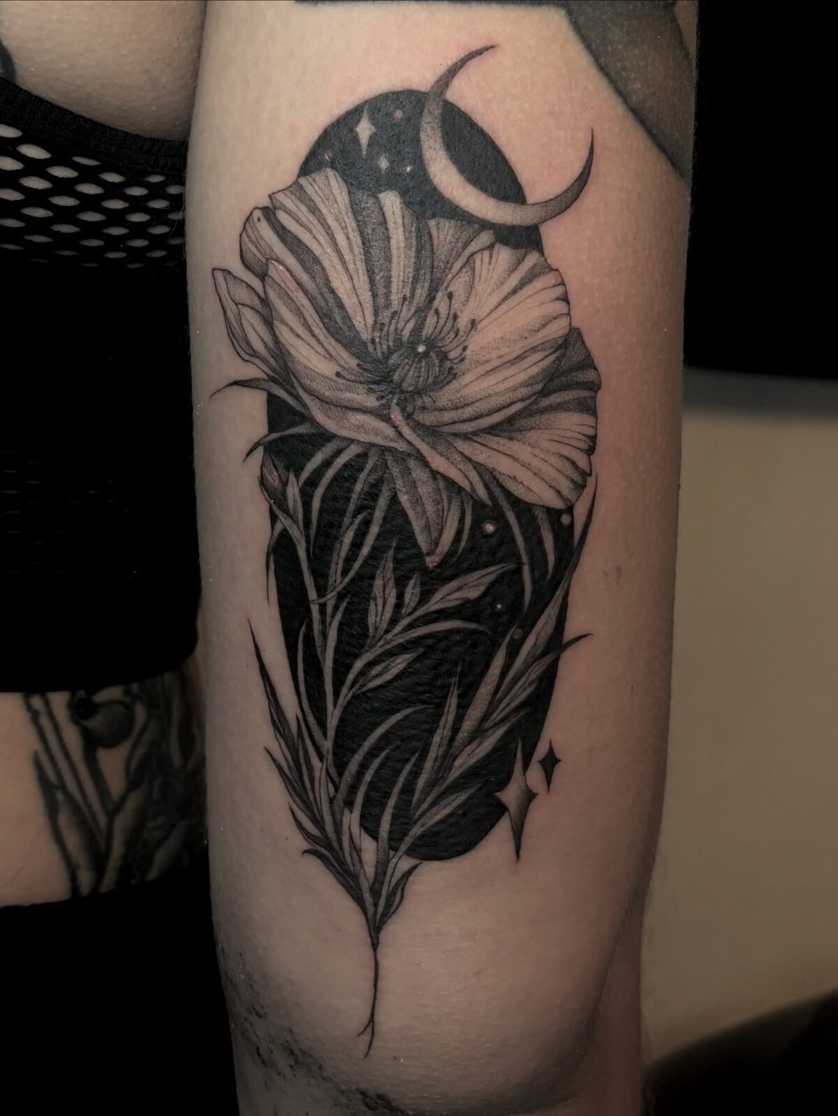 Coquelicot et croissant de lune en fineline blackwork