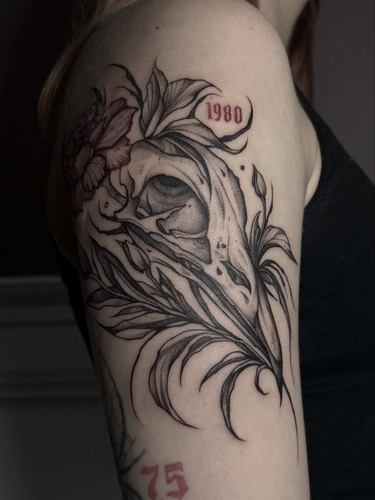 Crâne d'oiseau ornemental dark blackwork sur le bras